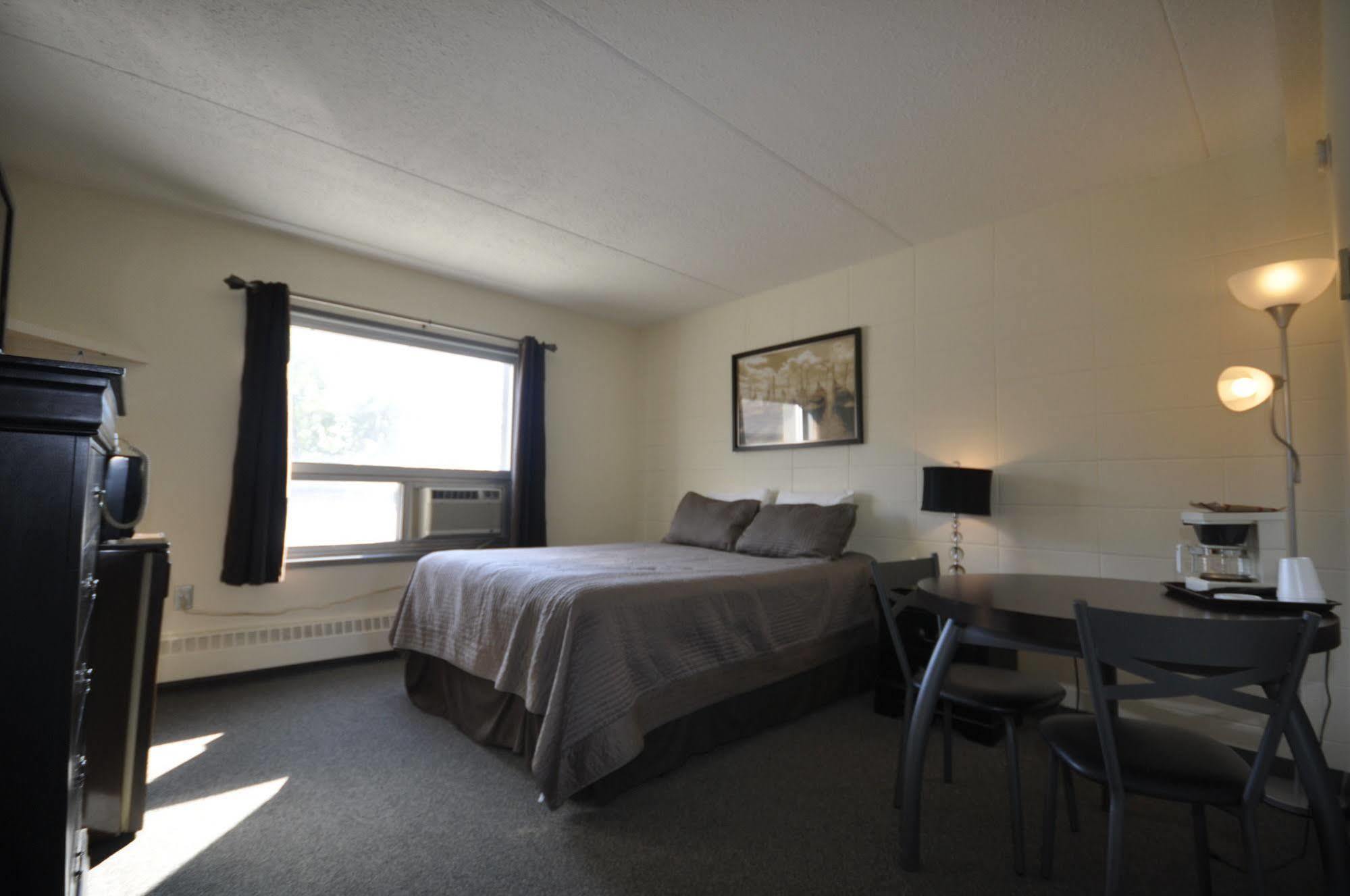 Beaverlodge Motor Inn Экстерьер фото